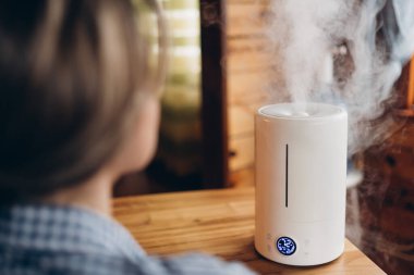 Ultraviyole lambalı modern bir nemlendirici. Hava dezenfeksiyon.