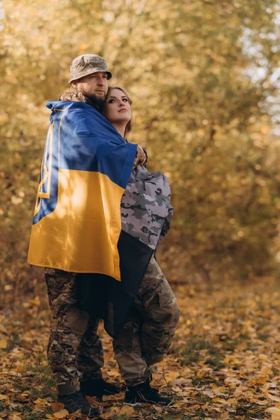 Украинская Военная Пара Обнимающаяся Украинским Флагом Спине — стоковое фото