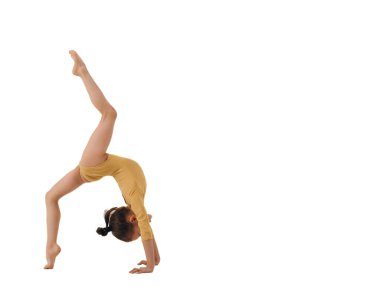 Beyaz bir arka planda yoga ve esneme hareketi yapan genç bir kız.