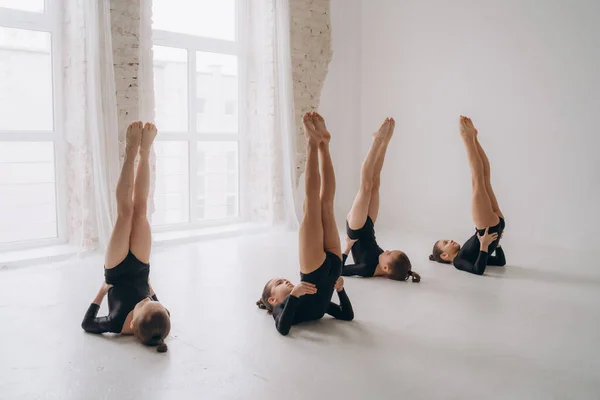 Grupp Flickor Som Tränar Gymnastikskola — Stockfoto