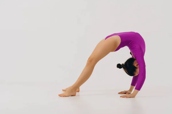 Ung Flicka Som Gör Yoga Poser Studion — Stockfoto