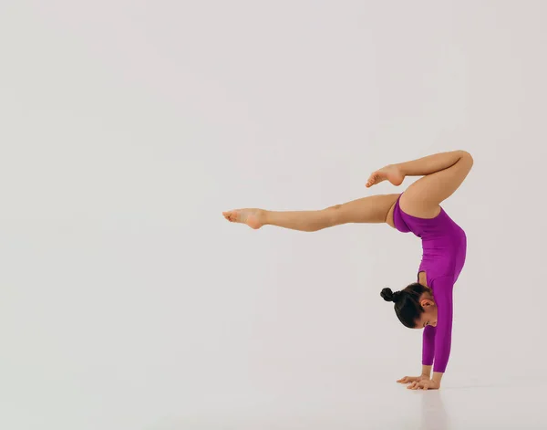 Ung Flicka Som Gör Yoga Poser Studion — Stockfoto
