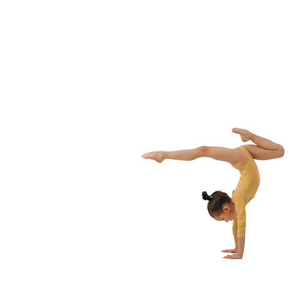 Ung Flicka Som Gör Ett Inslag Yoga Och Stretching Vit — Stockfoto
