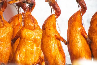 Markette ızgara ve tavuk.