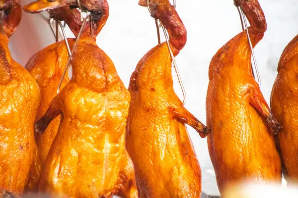 Markette ızgara ve tavuk.