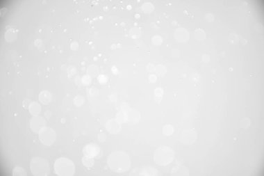 şeffaf arkaplanda beyaz kar taneleri.