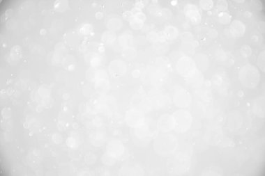 Beyaz ve gri bokeh arkaplan. Bulanık noktalarla odaklanmış ışık arkaplanı
