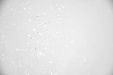 beyaz arkaplanda su damlaları