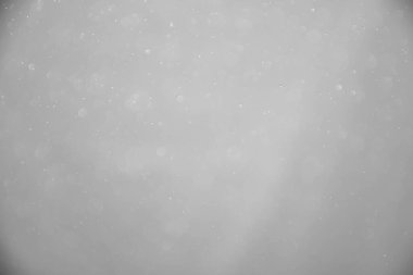 Bokeh arkaplanlı soyut beyaz kar taneleri