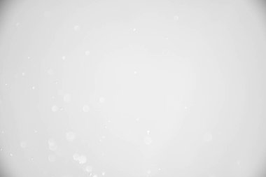 Gri arka planda beyaz kar taneleri. Yılbaşı ve kış Yeni yıl