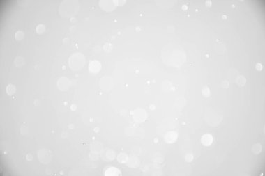 Noel ve yeni yıl geçmişi bulanıklaştırıyor. Yılbaşı ışıkları yanacak. Odaklanamayan kar. kış tatili tasarımı.