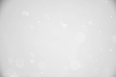 Kar taneleriyle gümüş parıltıları arka planda