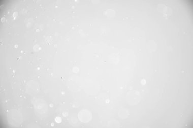 Beyaz arkaplanda beyaz kar taneleri