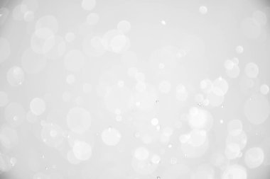 Beyaz arka planda gümüş bokeh. Bulanık, bulanık, sönmüş ışıklar. Noel ışıkları.