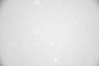 Gri arkaplanda beyaz kar taneleri var. Noel arkaplanı.