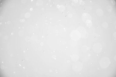 Yeni yıl ve beyaz arka planda beyaz kar taneleri ile bokeh arkaplan.