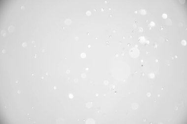 Noel ve yeni yılınız kutlu olsun. Beyaz kar taneleri ve ışıkları olan tatil kartı.