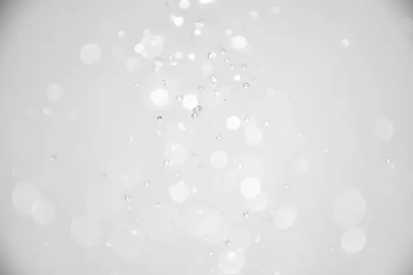 Kar taneleriyle dolu gümüşî noel arkaplanı. vektör illüstrasyonu