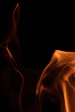 alevler siyah arkaplanda.