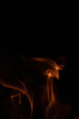 duman ve yangın siyah arkaplanda