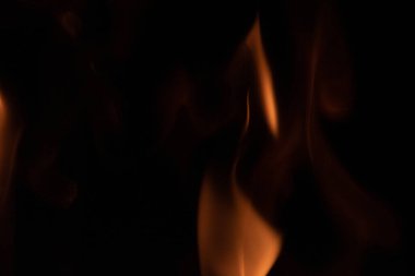 Yanan alev siyah arkaplanı izole etti