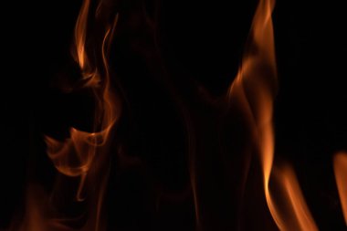 alevler siyah arkaplanda