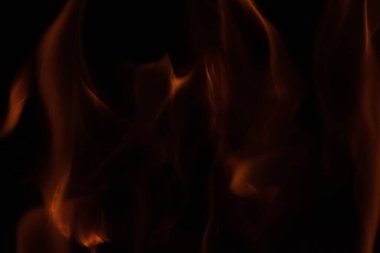 Siyah arkaplanda yanan ateş