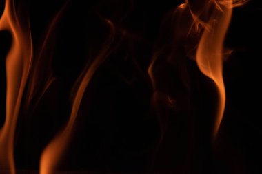 Yangın alevleri siyah arkaplanda izole edildi.