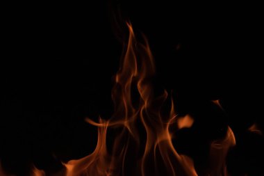 alevler siyah arkaplanda