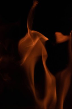 alevler siyah arkaplanda