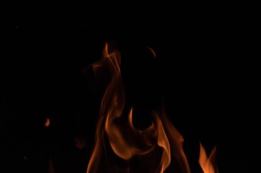 Siyah arkaplanda yanan ateş