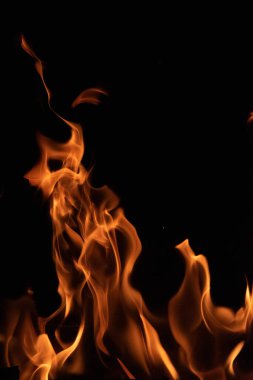 alevler siyah arkaplanda.