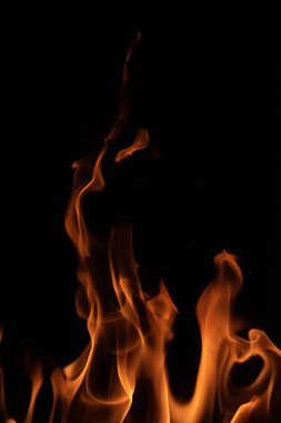 Ateş alevi siyah arkaplanda izole edildi