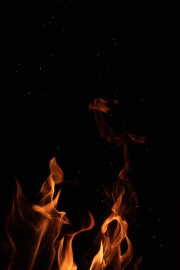 Siyah arkaplanda izole edilmiş yangın alevleri