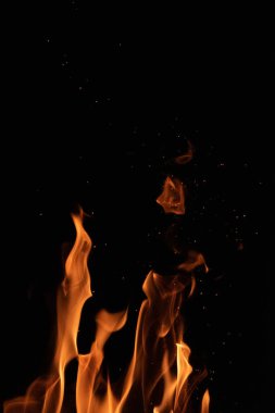 Ateş alevi, şöminede yanma, şöminenin kapanması, yanan ateş, karanlık arka planda alev..