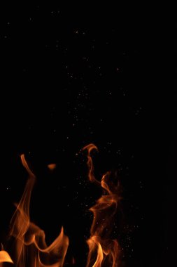 alevler siyah arkaplanda