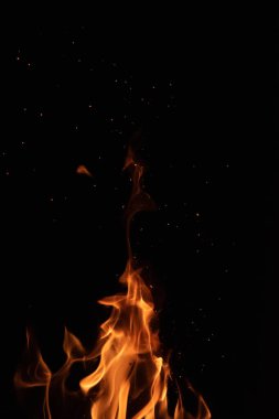 Siyah arkaplanda ateş