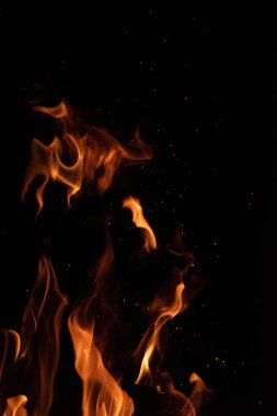 Siyah arkaplanda yangın alevi
