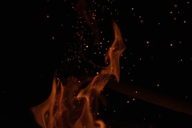 Siyah arkaplanda ateş ve duman kıvılcımları, yangın arkaplanı