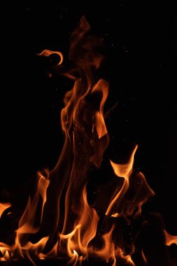 alevler siyah arkaplanda