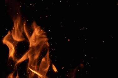 alevler siyah arkaplanda