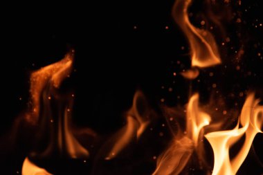 alevler siyah arkaplanda.