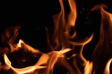 Siyah arkaplanda yangın alevi