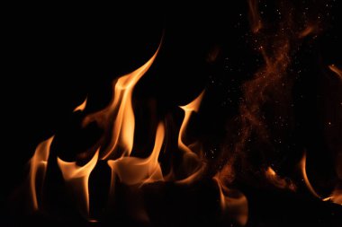 Yanan ateşi siyah arka plan üzerine izole