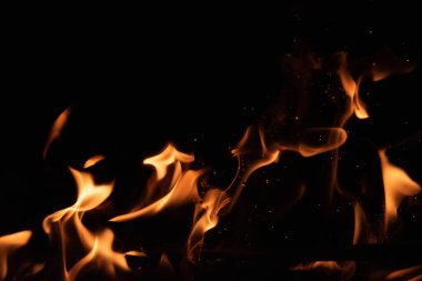 Karanlık arka planda yanan ateş.