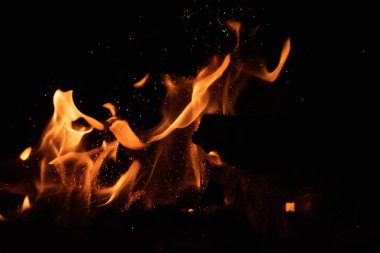 Siyah arkaplanda odun yakmak