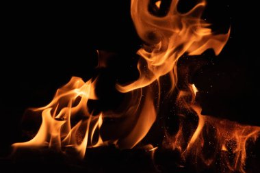 Siyah arkaplanda yanan alev izole edildi