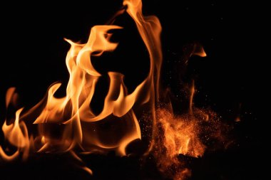 alevler siyah arkaplanda