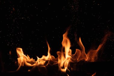 Siyah arkaplanda yangın alevi