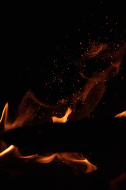 alevler siyah arkaplanda.